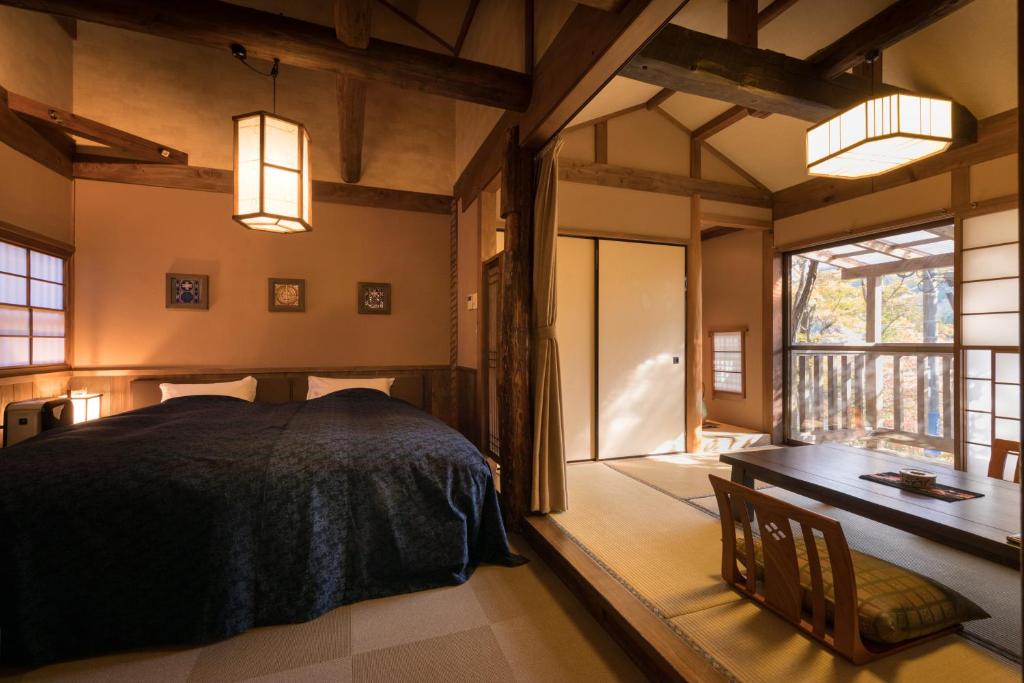 Postel nebo postele na pokoji v ubytování Kurokawa Onsen Oyado Noshiyu