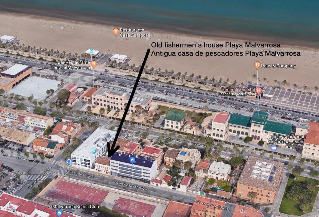 バレンシアにあるOld Fisherman's House in Malvarrosa Beachの海辺の街並み