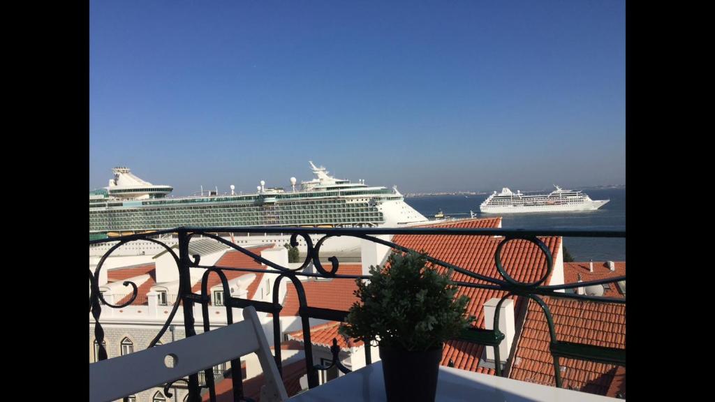 Penthouse Magnificent River view in Alfama