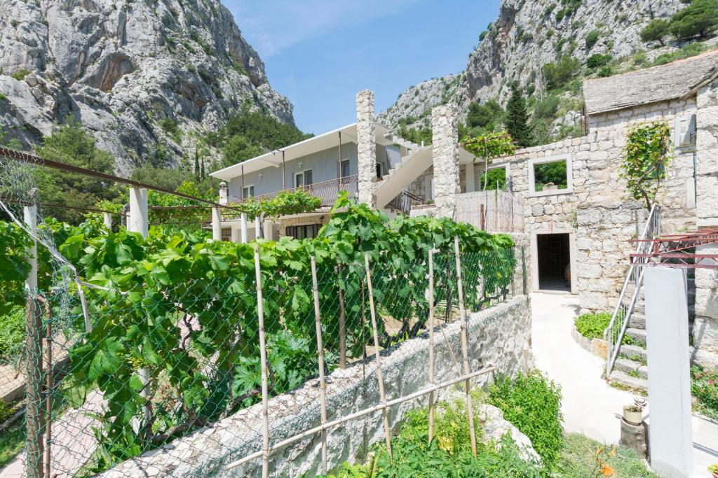 Nespecifikovaný výhled na hory nebo výhled na hory při pohledu z apartmánu