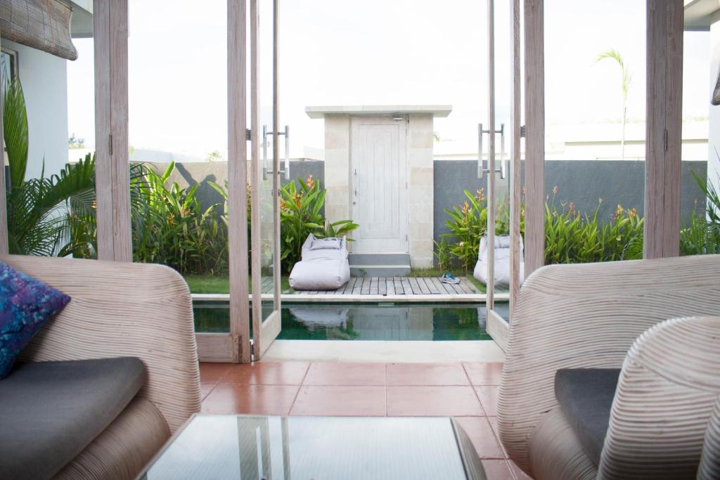Posezení v ubytování The Suites Lombok