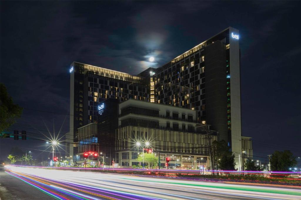 セブシティにあるbai Hotel Cebuの夜の大きな建物