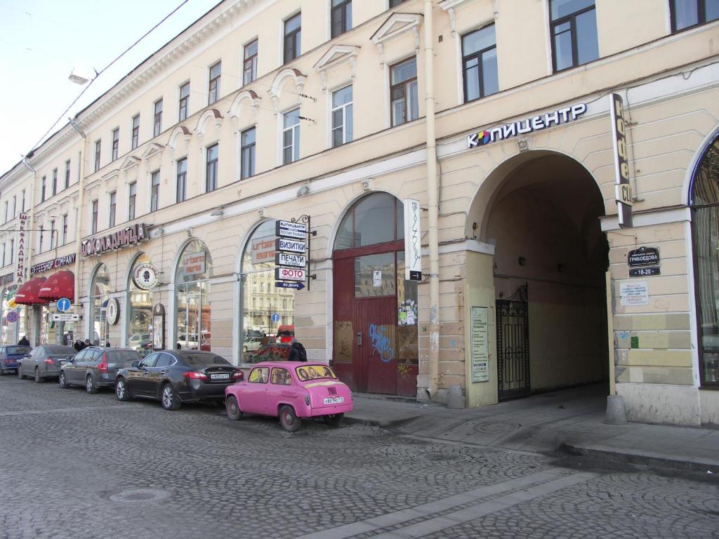 un coche rosa estacionado frente a un edificio en Feelathome Apartments - Nevsky, en San Petersburgo