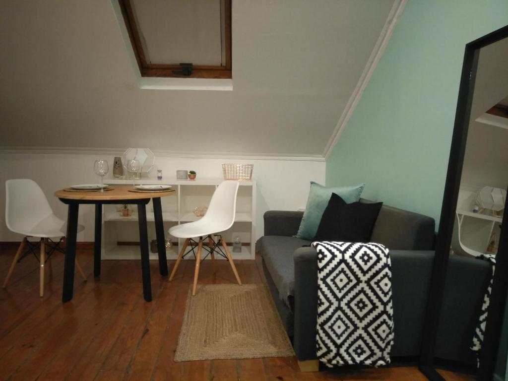 - un salon avec un canapé et une table dans l'établissement Cactus House Lisboa, à Lisbonne