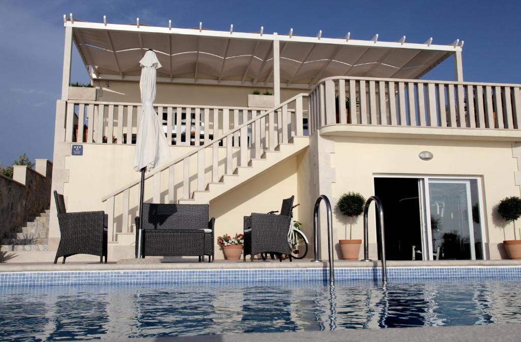Bazén v ubytovaní Holiday house Anamarija alebo v jeho blízkosti
