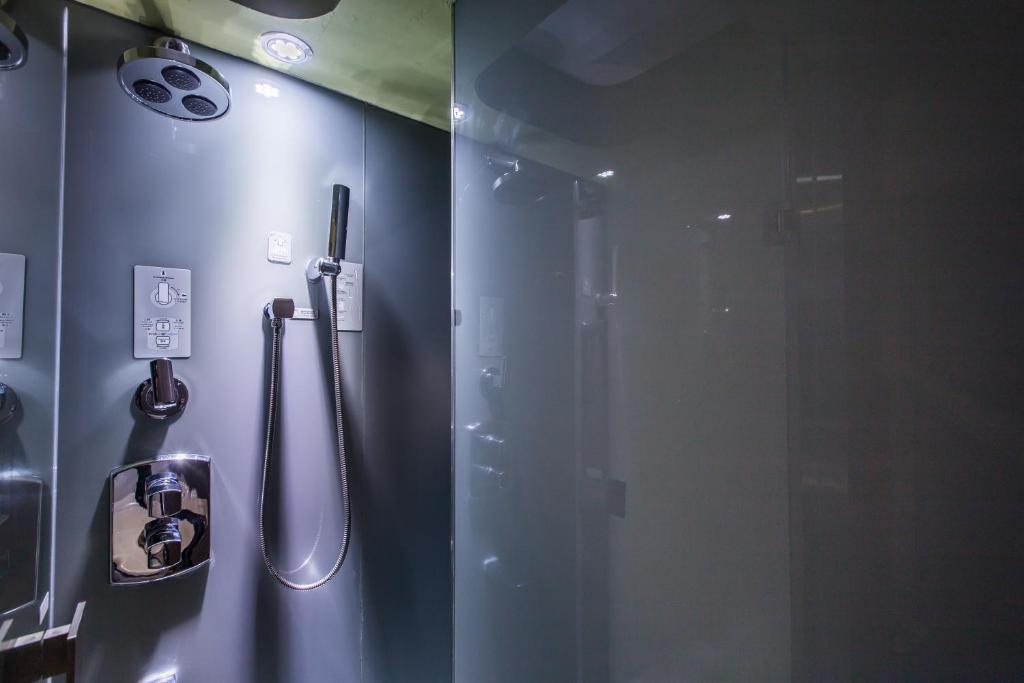 un bagno con doccia e porta in vetro di inhouse Hotel a Taipei