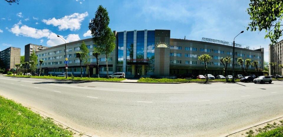 an empty street in front of a large building at Severnye Zori Hotel in Cherepovets