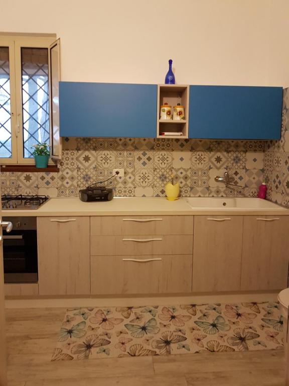 uma cozinha com um lavatório e um fogão em Il rifugio di giada em Cassano delle Murge