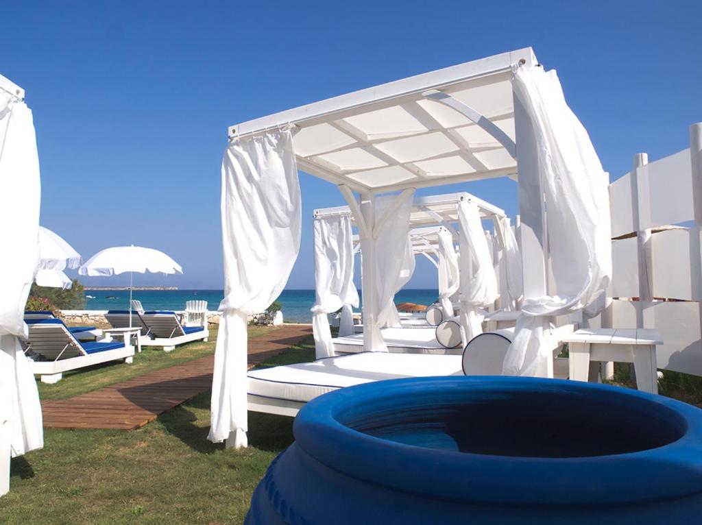 Bazén v ubytování Amaryllis Beach Hotel nebo v jeho okolí