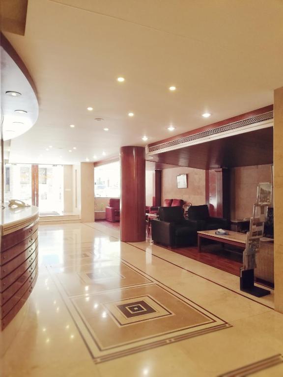TV a/nebo společenská místnost v ubytování Charles Hotel