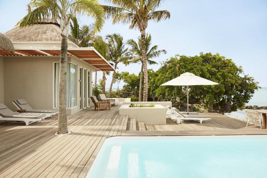 Bazén v ubytování LUX* Grand Gaube Resort & Villas nebo v jeho okolí