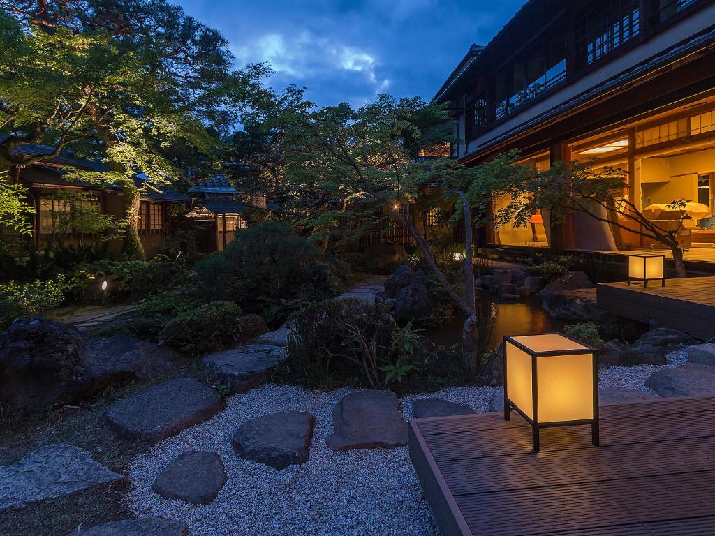 京都市にある南禅寺参道　菊水の庭園の木製デッキ灯
