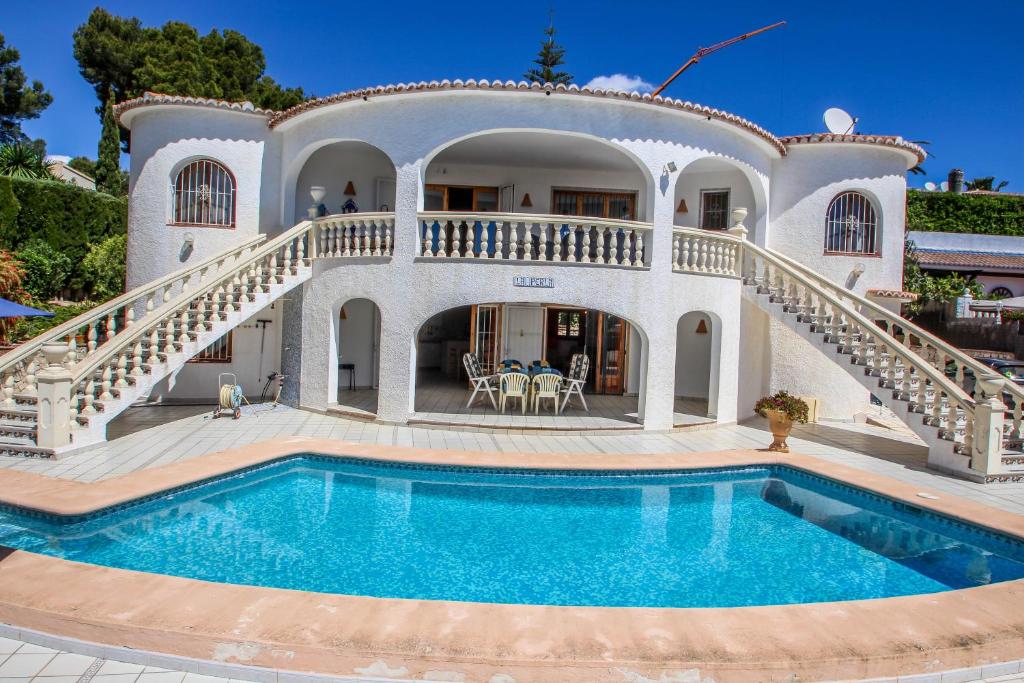 モライラにあるLa Perla - sea view villa with private pool in Morairaのヴィラ(家の前にスイミングプール付)