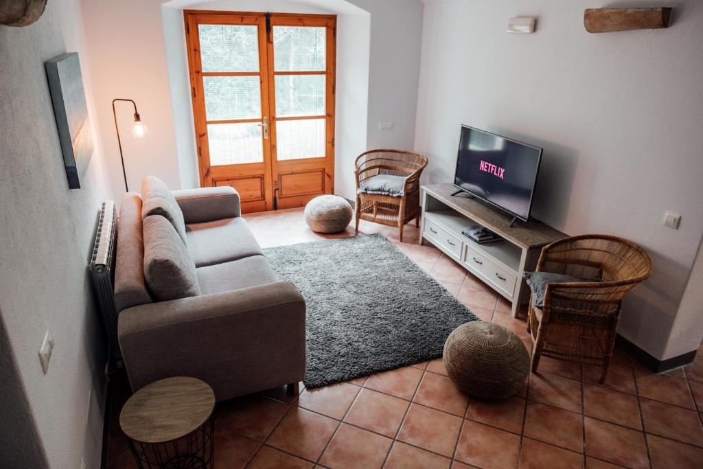 TV a/nebo společenská místnost v ubytování Villa Can Benet at Can Campolier