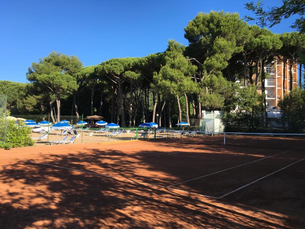 Tenis a/nebo squash v ubytování Hotel Beau Rivage Pineta nebo okolí