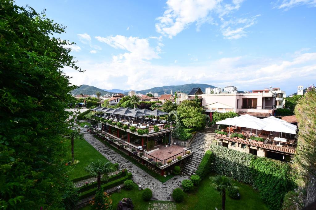 een uitzicht over een resort met een tuin bij Real Scampis Hotel in Elbasan