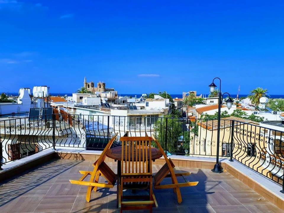 balcón con mesa y sillas en el techo en Malia Holiday Let, en Famagusta