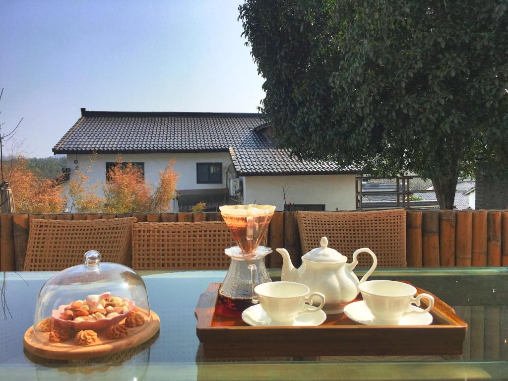 Příslušenství pro přípravu čaje a kávy v ubytování Dan’s Sea Guest House Hangzhou