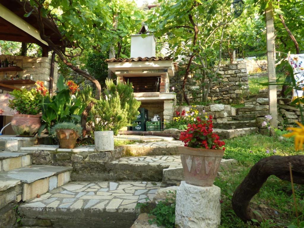 Um jardim no exterior de Guesthouse & hostel Lorenc