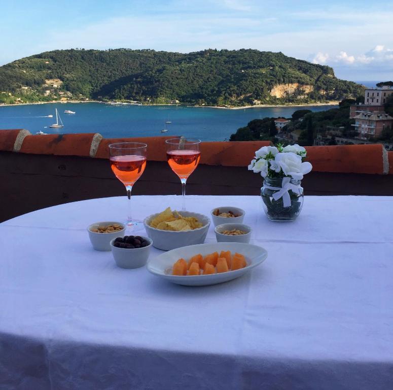 uma mesa com dois copos de vinho e taças de comida em Villa Luli em Portovenere