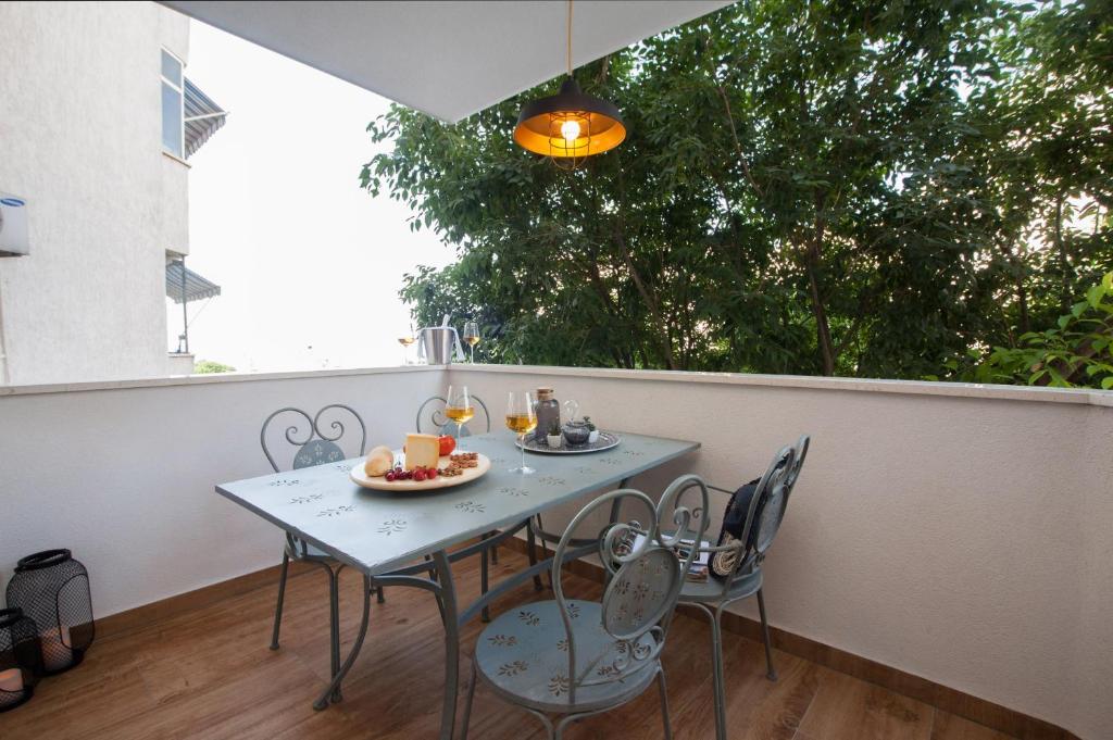 een tafel en stoelen op een balkon bij Apartment Skradinska 11 in Split