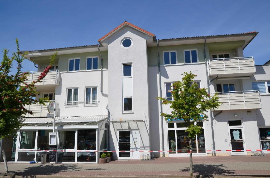 a large white building with a lot of windows at Ferienwohnung Ostseecharme Rei in Ostseebad Karlshagen