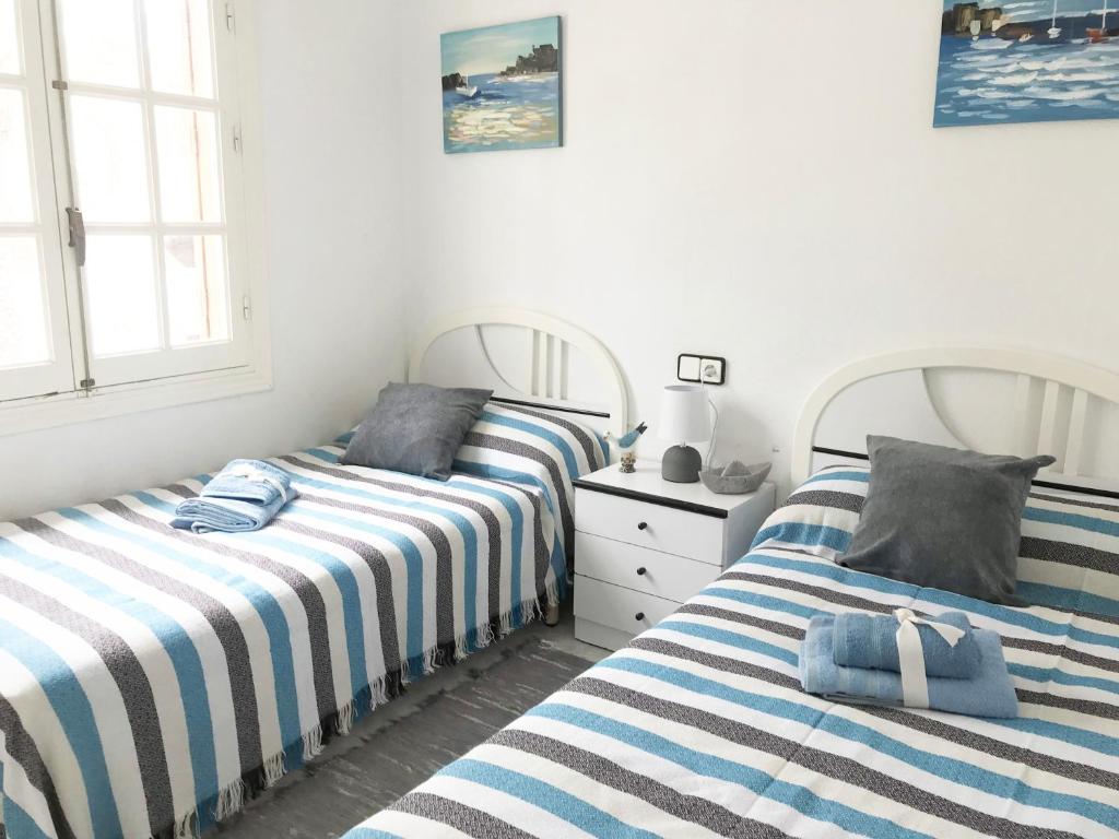 two beds sitting next to each other in a bedroom at Apartamento CalarAlto 7 in Torrevieja