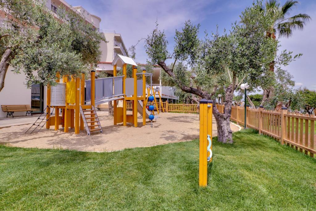 Herní místnost nebo prostor pro děti v ubytování Calamos Beach Family Club
