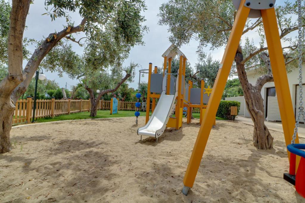 Herní místnost nebo prostor pro děti v ubytování Calamos Beach Family Club