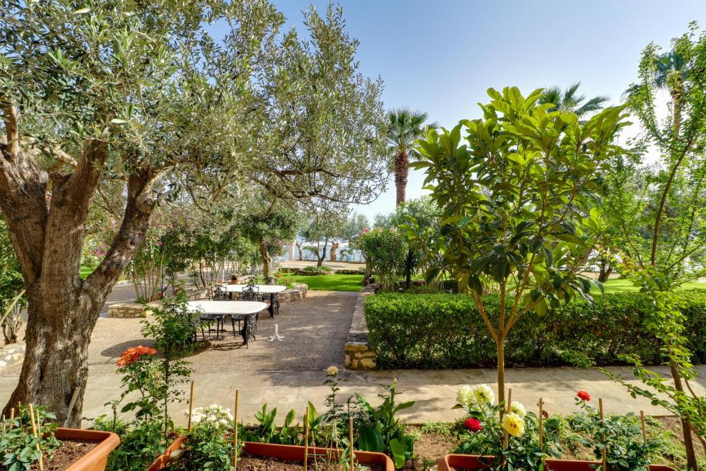 Zahrada ubytování Calamos Beach Family Club