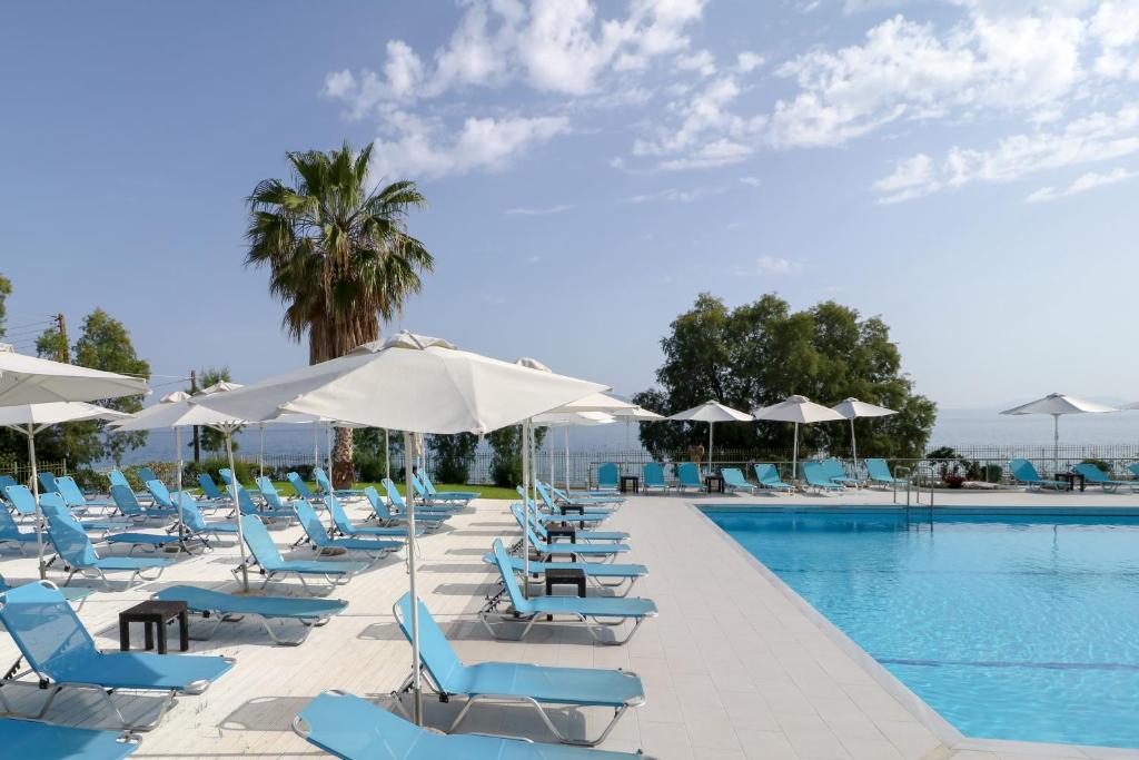 Bazén v ubytování Calamos Beach Family Club nebo v jeho okolí