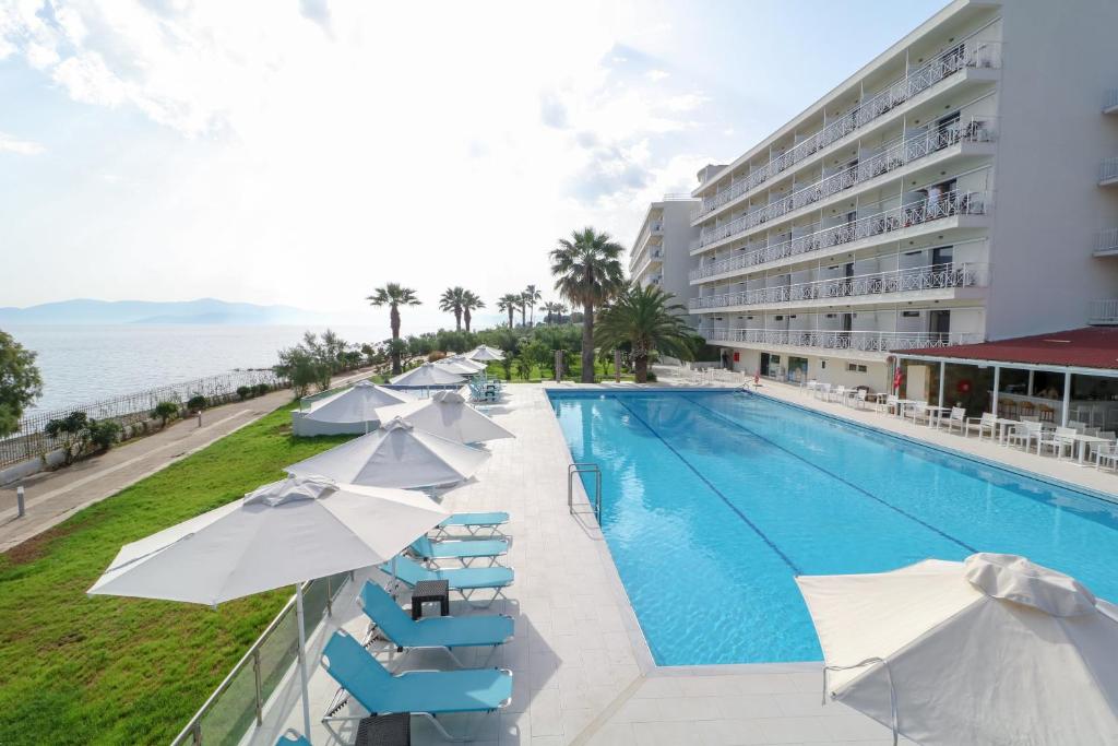 Bazén v ubytování Calamos Beach Family Club nebo v jeho okolí