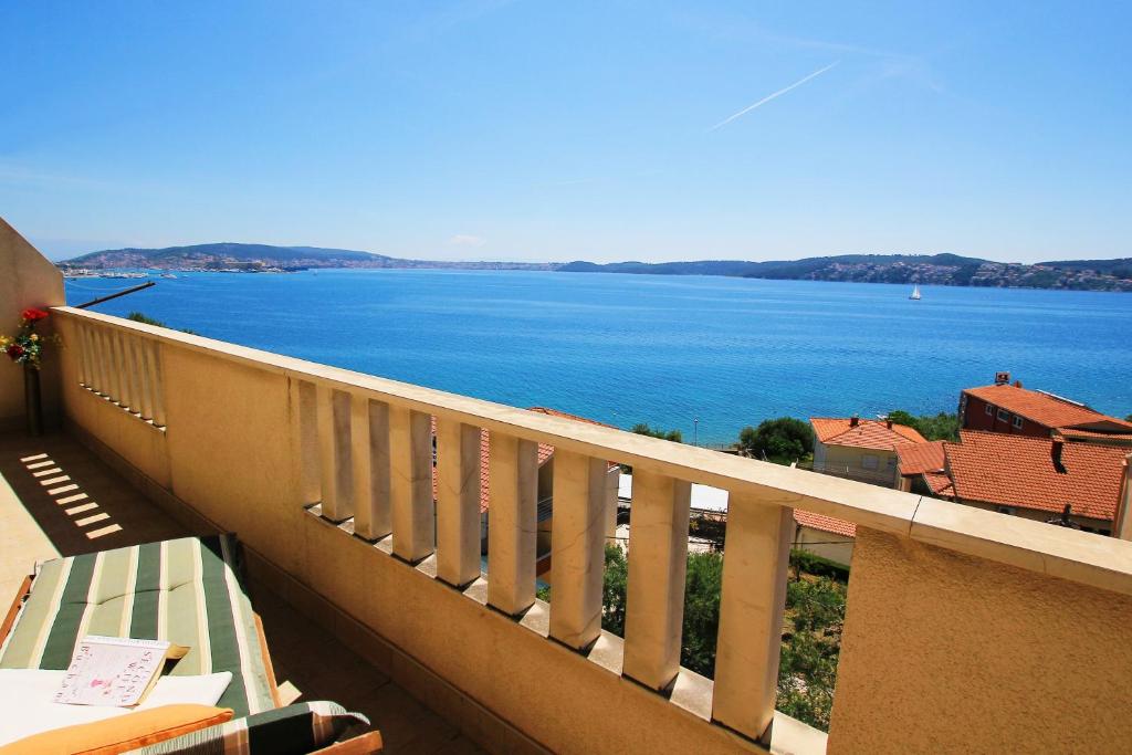 un balcón con vistas a un cuerpo de agua en Apartments Tomi & Ivana, en Trogir