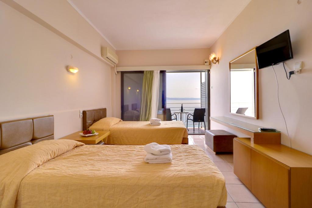 Postel nebo postele na pokoji v ubytování Calamos Beach Family Club