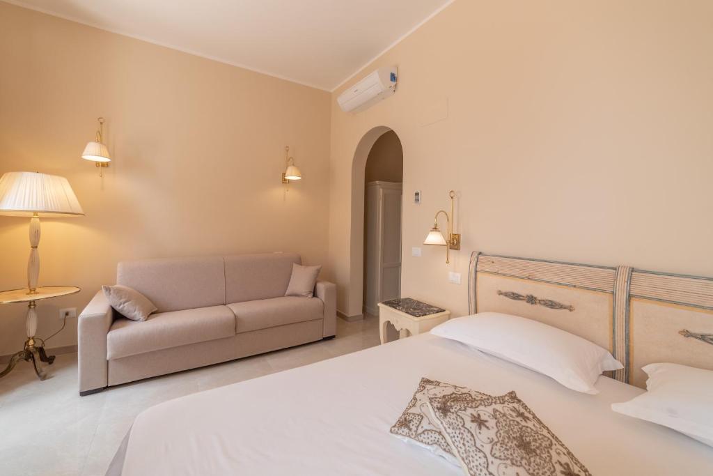 A bed or beds in a room at Hotel Casa Adele