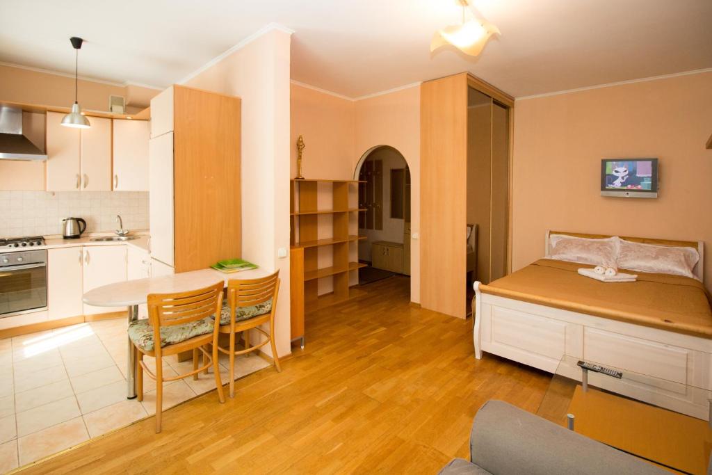 eine Küche und ein Wohnzimmer mit einem Tisch und einem Esszimmer in der Unterkunft Apartments at Filevsky Park in Moskau