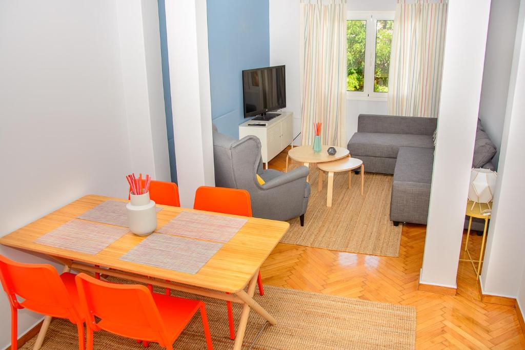 Televízia a/alebo spoločenská miestnosť v ubytovaní Fully renovated and relaxing apartment