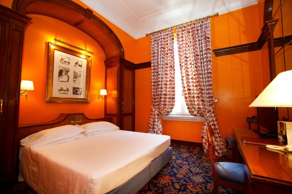 Postel nebo postele na pokoji v ubytování Hotel Albani Firenze