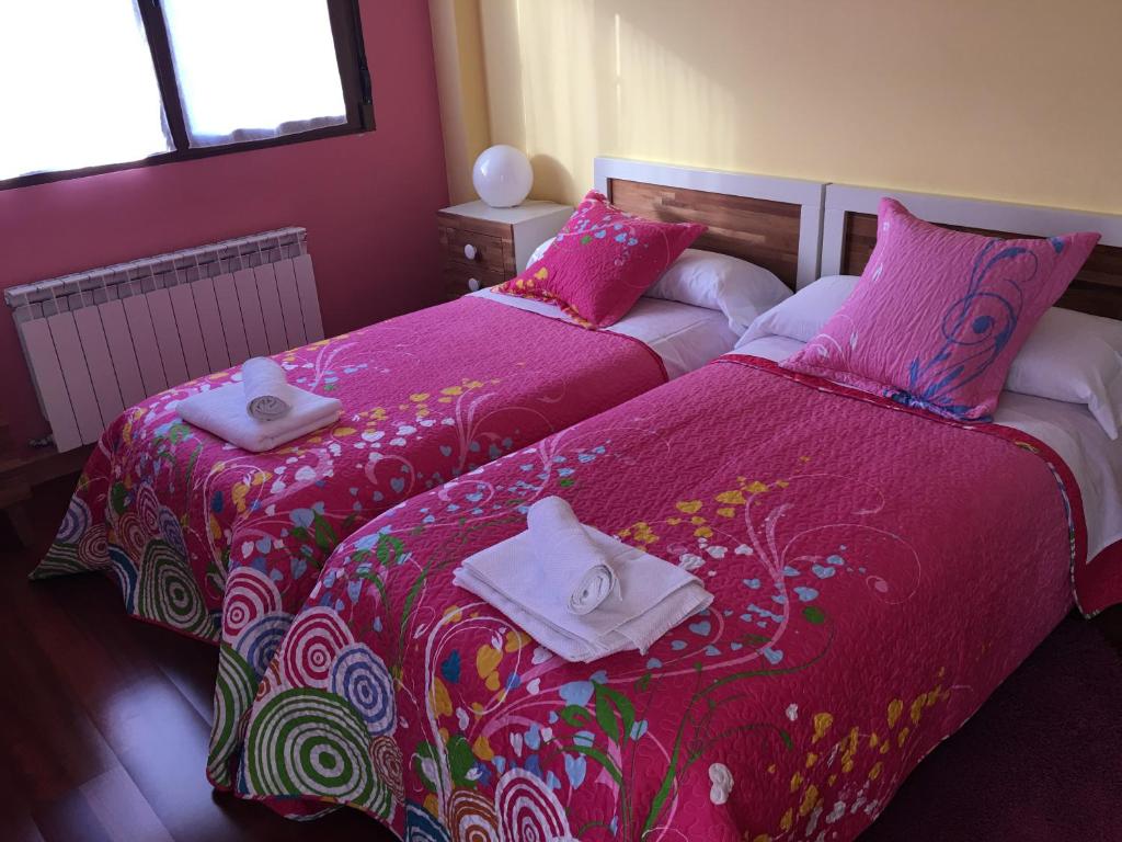 Un pat sau paturi într-o cameră la El Perfume Del Almendro