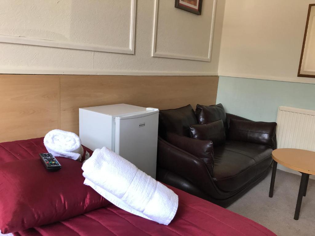 un soggiorno con divano e sedia di The Manchester Hotel a Bournemouth