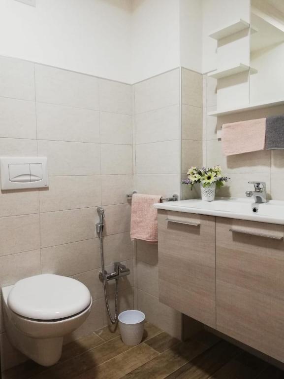 łazienka z toaletą i umywalką w obiekcie Casa Vacanza Due Effe w mieście Martina Franca