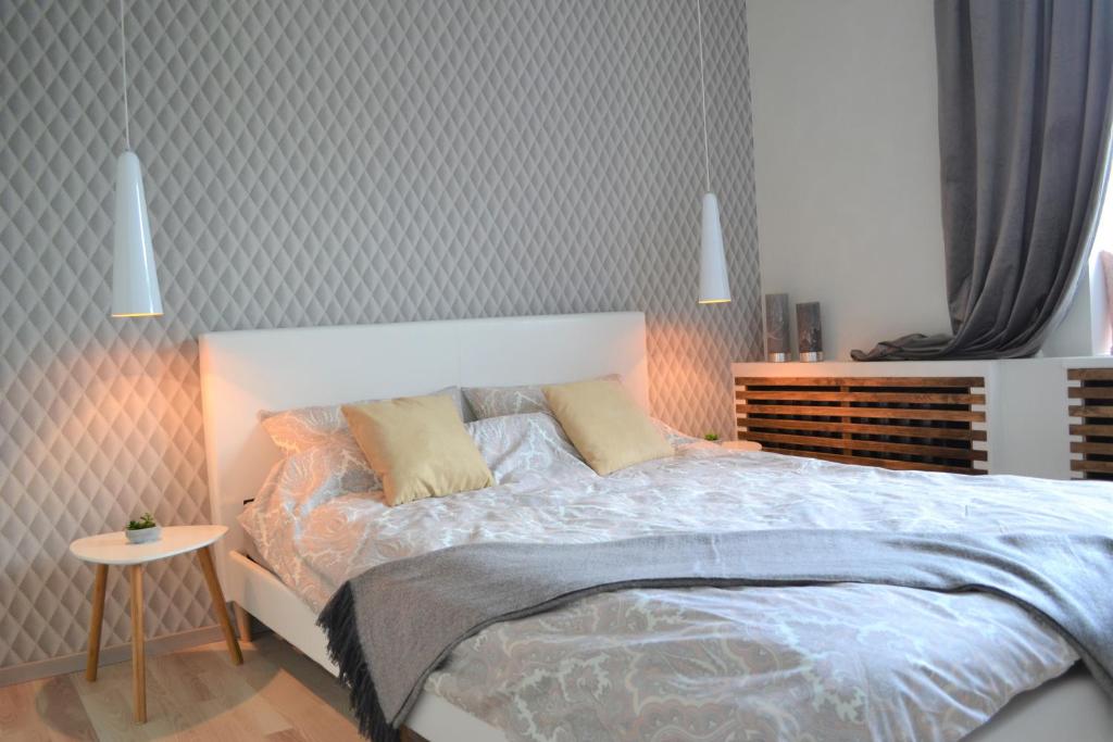 1 dormitorio con 1 cama grande y 1 mesa en Vee 4 City Center Apartment en Pärnu
