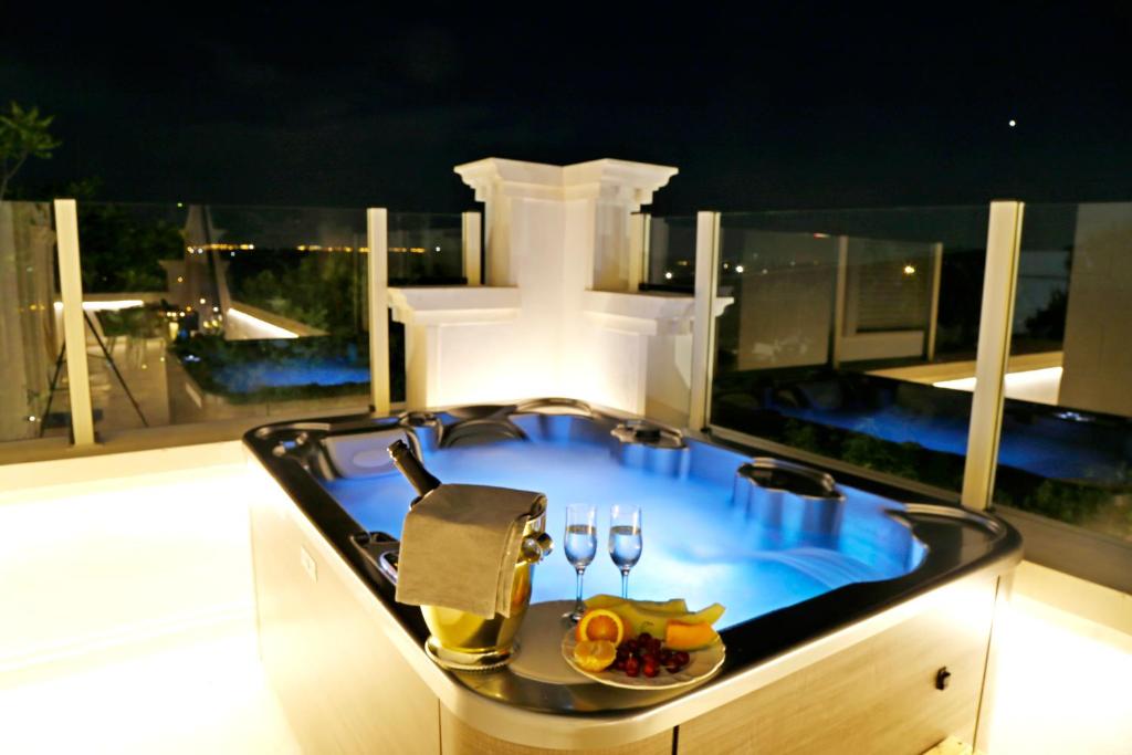 une baignoire jacuzzi avec une assiette de nourriture dans l'établissement Villa Angelina, à Selva di Fasano