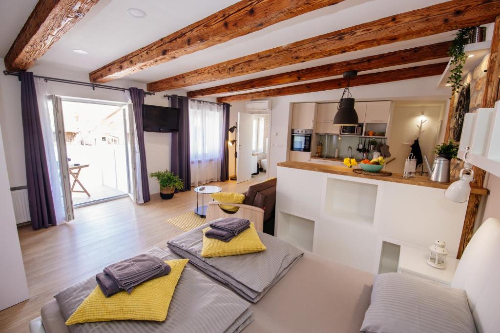 een woonkamer met een bank en een tafel bij Apartment 63 - 2 in Zagreb