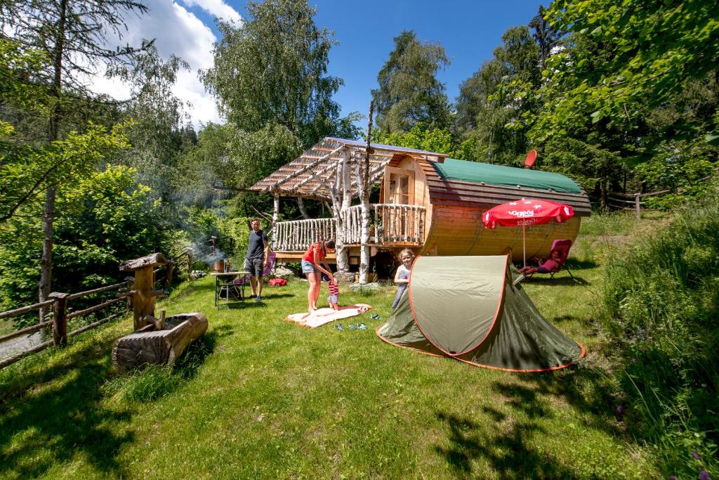 a group of children playing in front of a cabin at Fasslhütte in Murau