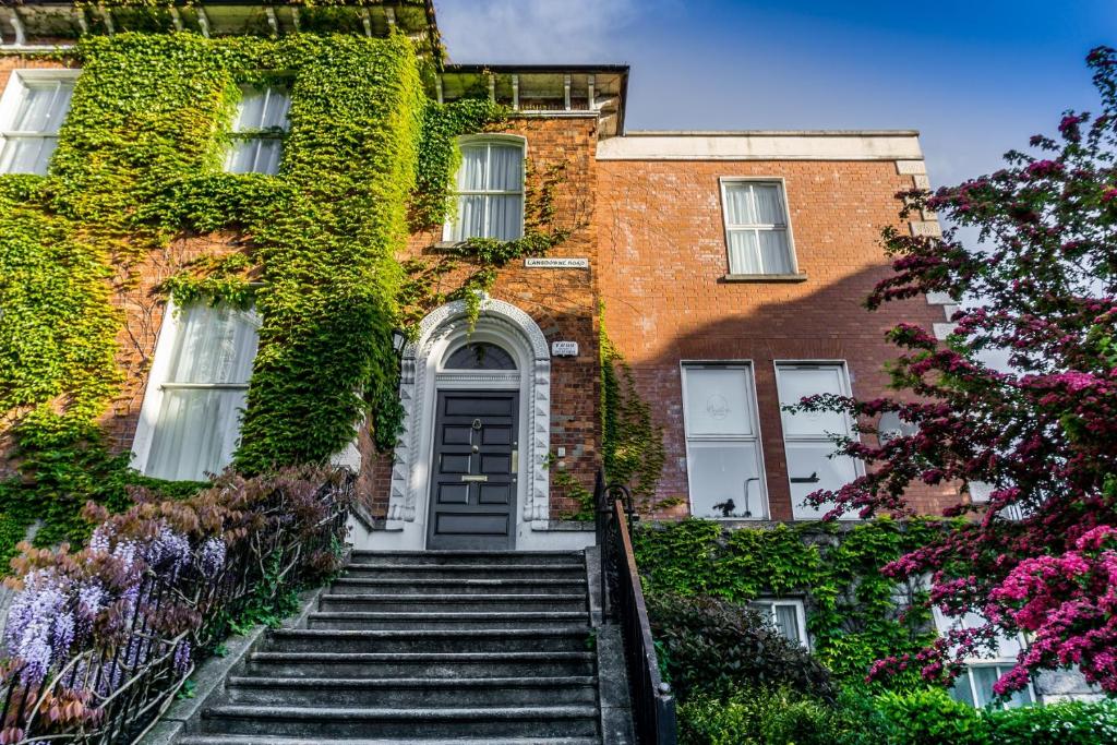 - un bâtiment en briques avec des escaliers menant à une porte dans l'établissement Butlers Townhouse, à Dublin