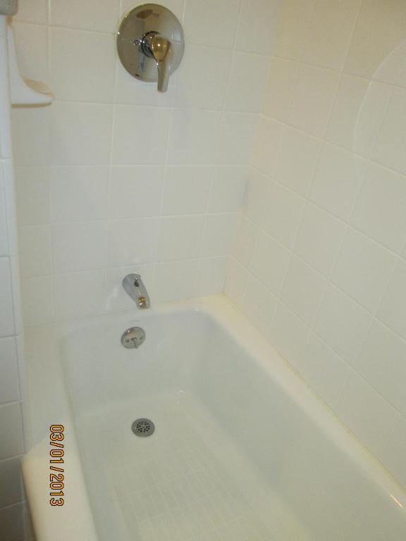 Ein Badezimmer in der Unterkunft Town and Country Inn