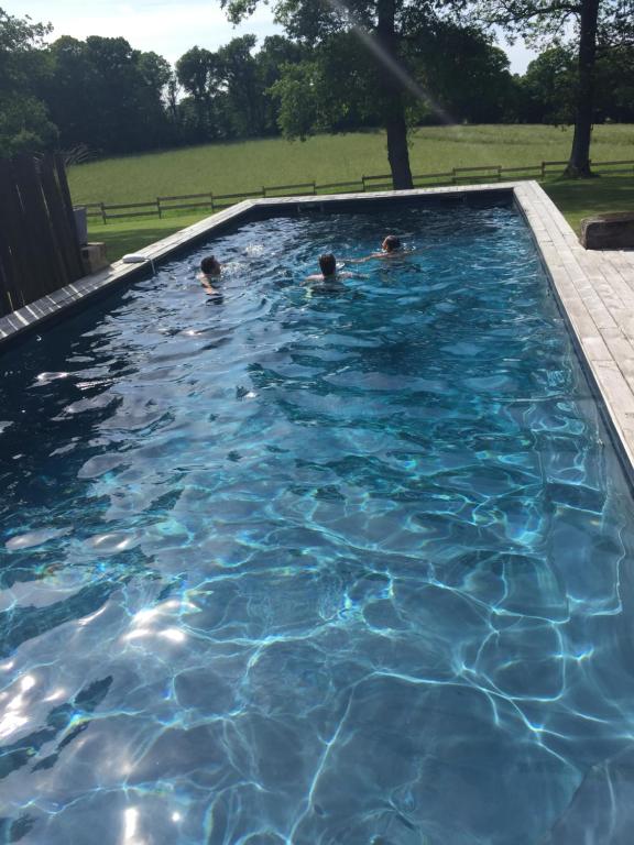 Bazén v ubytování Le Clos du Gusquel nebo v jeho okolí