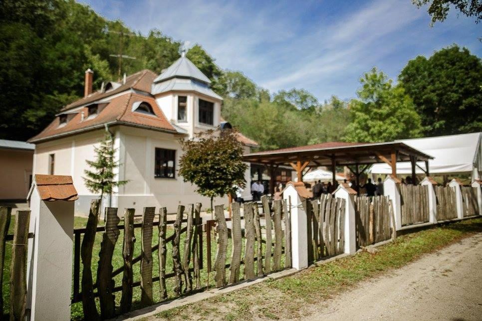 une clôture blanche devant une maison dans l'établissement Spálený mlýn v Národním parku Podyjí, à Znojmo