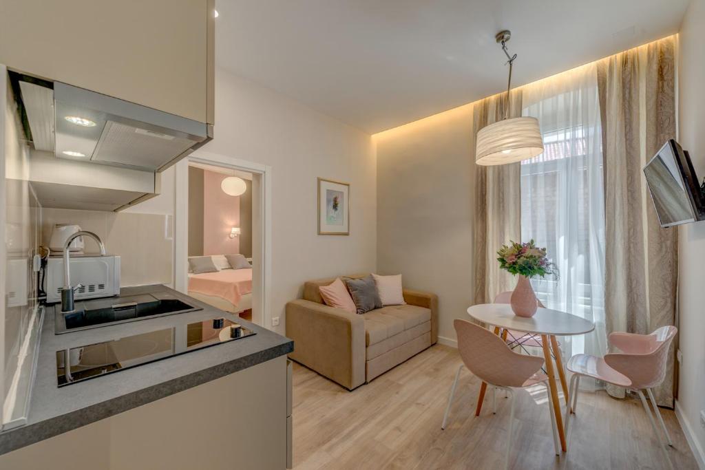 een keuken en een woonkamer met een tafel bij Royal Theatre Studio and Room in Split